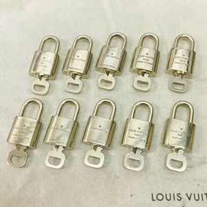 LOUIS VUITTON Cadena Padlock & key brass Silver unisex Used –